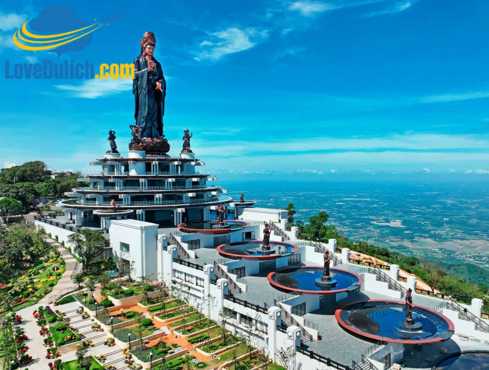 Núi Bà Đen Tây Ninh thu hút du khách bởi vẻ hùng vĩ và sự linh thiêng